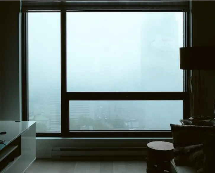 une fenêtre avec vue sur la ville