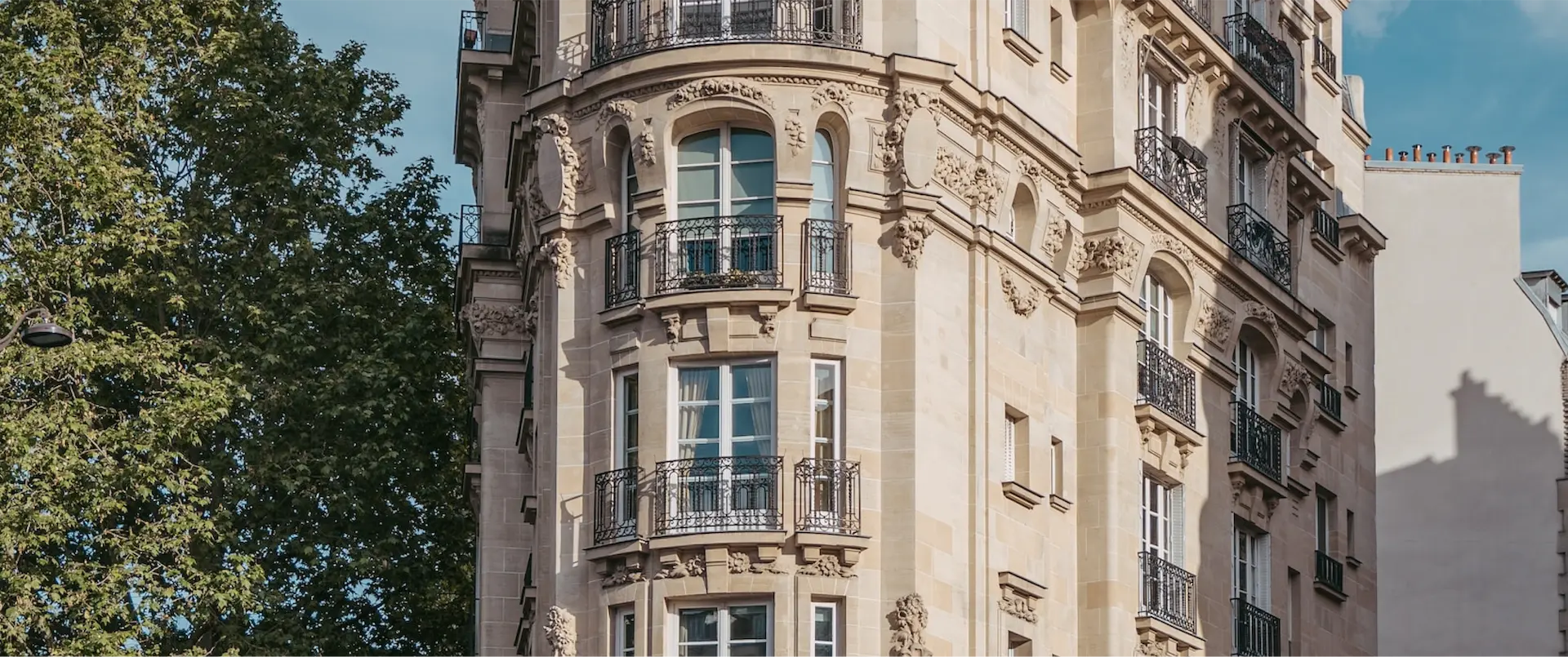 un bâtiment avec des balcons et des arbres à l'avant