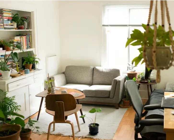 un salon avec un canapé et des chaises